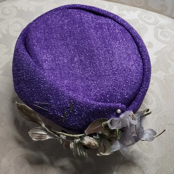 VINTAGE 1950S PURPLE PILLBOX HAT WITH VELVET FLOWERS OLD HOLLYWOOD GLAM